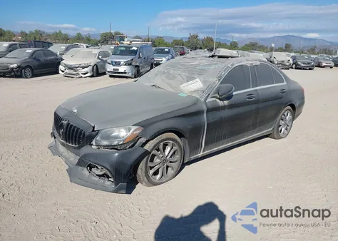 2018 Mercedes-Benz C 300 z USA, uszkodzony, nr VIN 55SWF4JB1JU271523